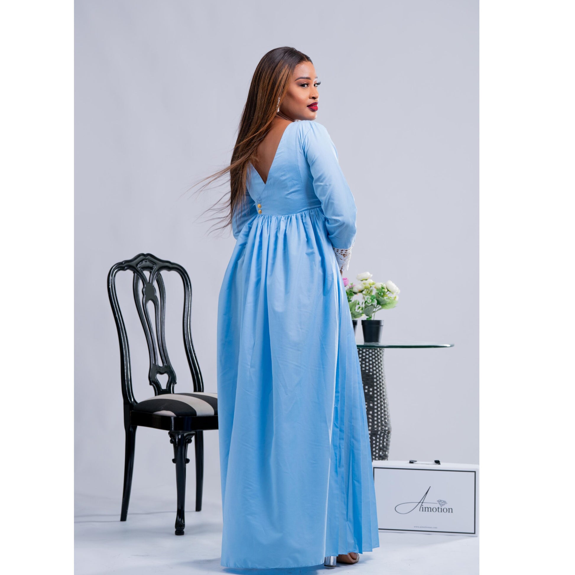 Robe Plissée Longues Porte-feuille derrière à manches longues avec de la garniture blanche et des boutons derriere avec sa jupe en dessous