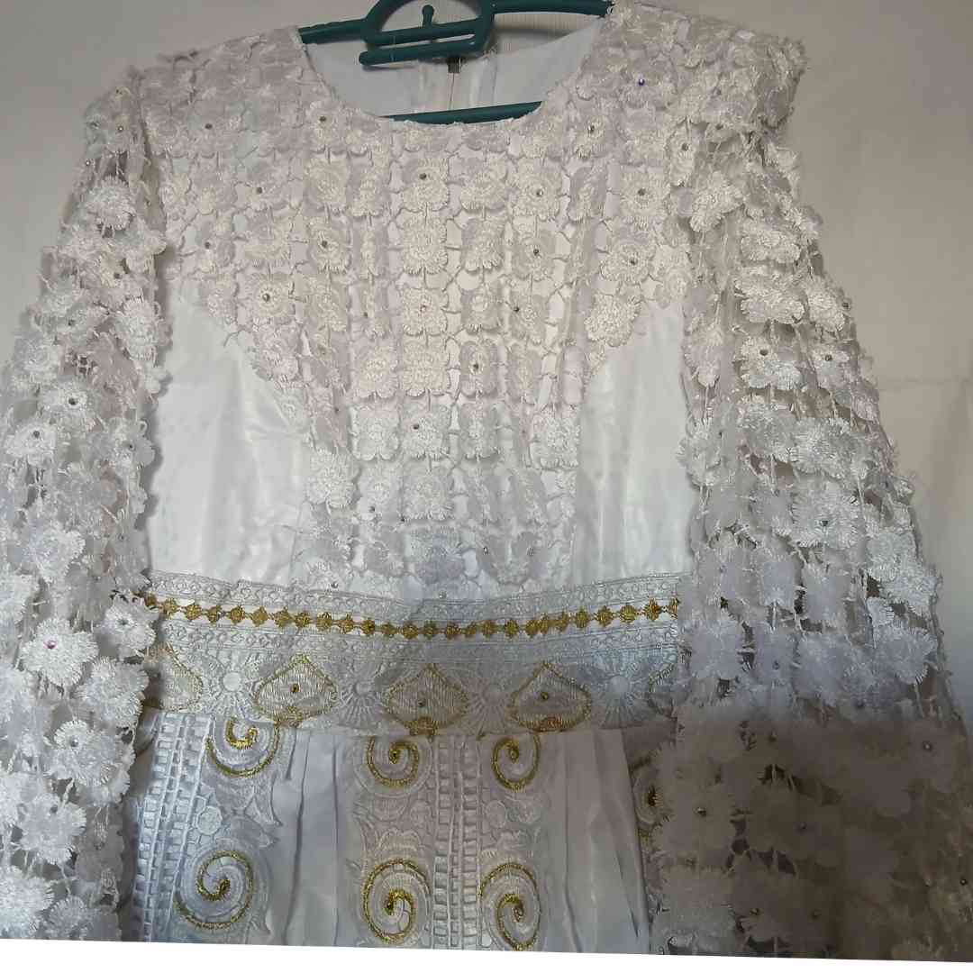 Robe blanche dentelle dorée Geztner longue élégante cérémonie mariage femme