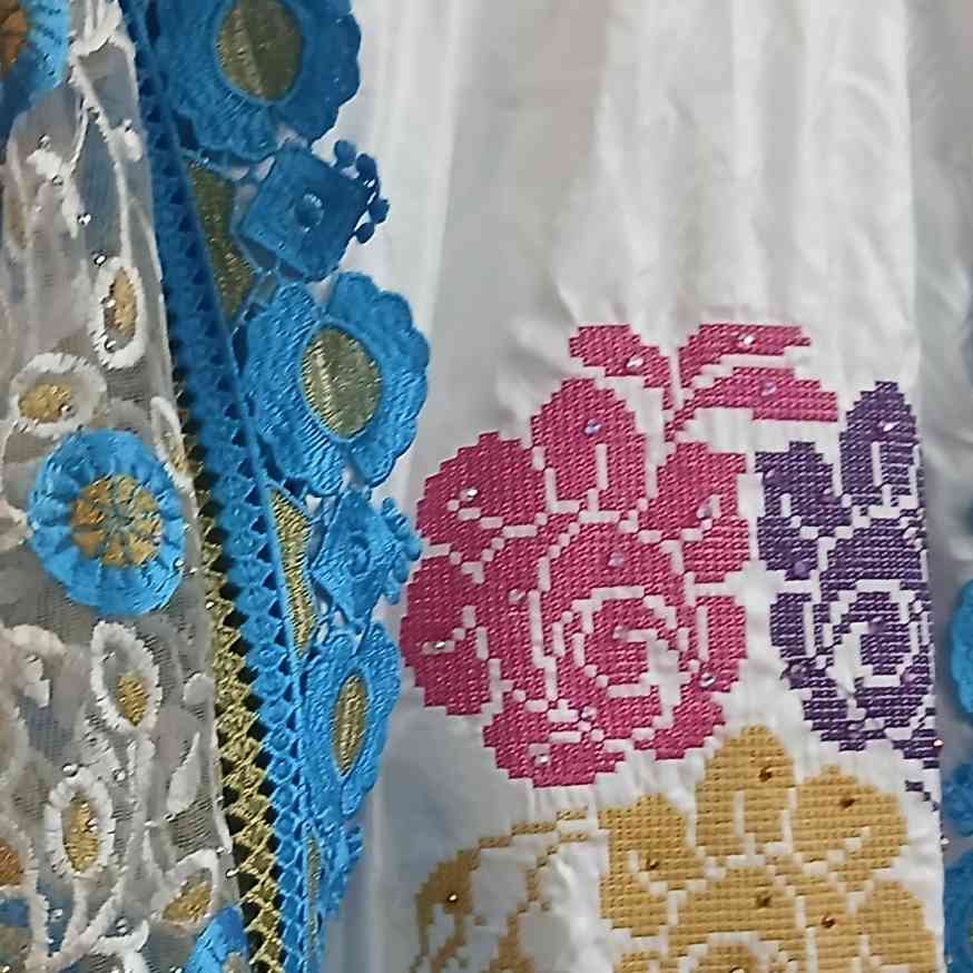 Boubou blanc femme brodé bleu turquoise, robe élégante de mariage ethnique