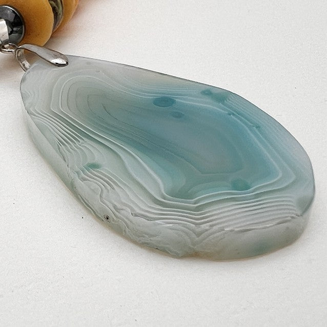 Collier et boucles d'oreilles en perles de verre et agate