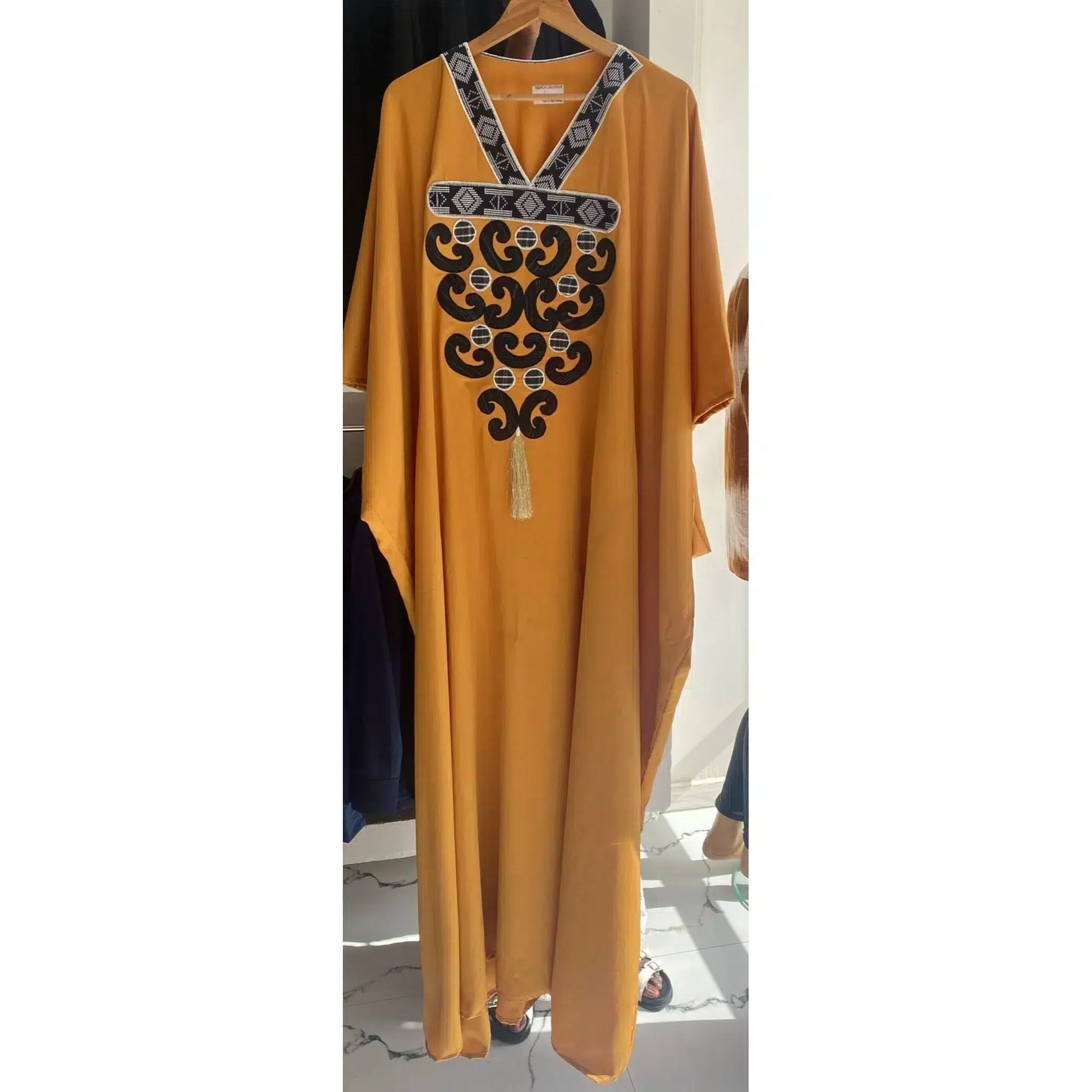 Boubou Femme Chic Doré - Élégance Artisanale en Pagne Brodé