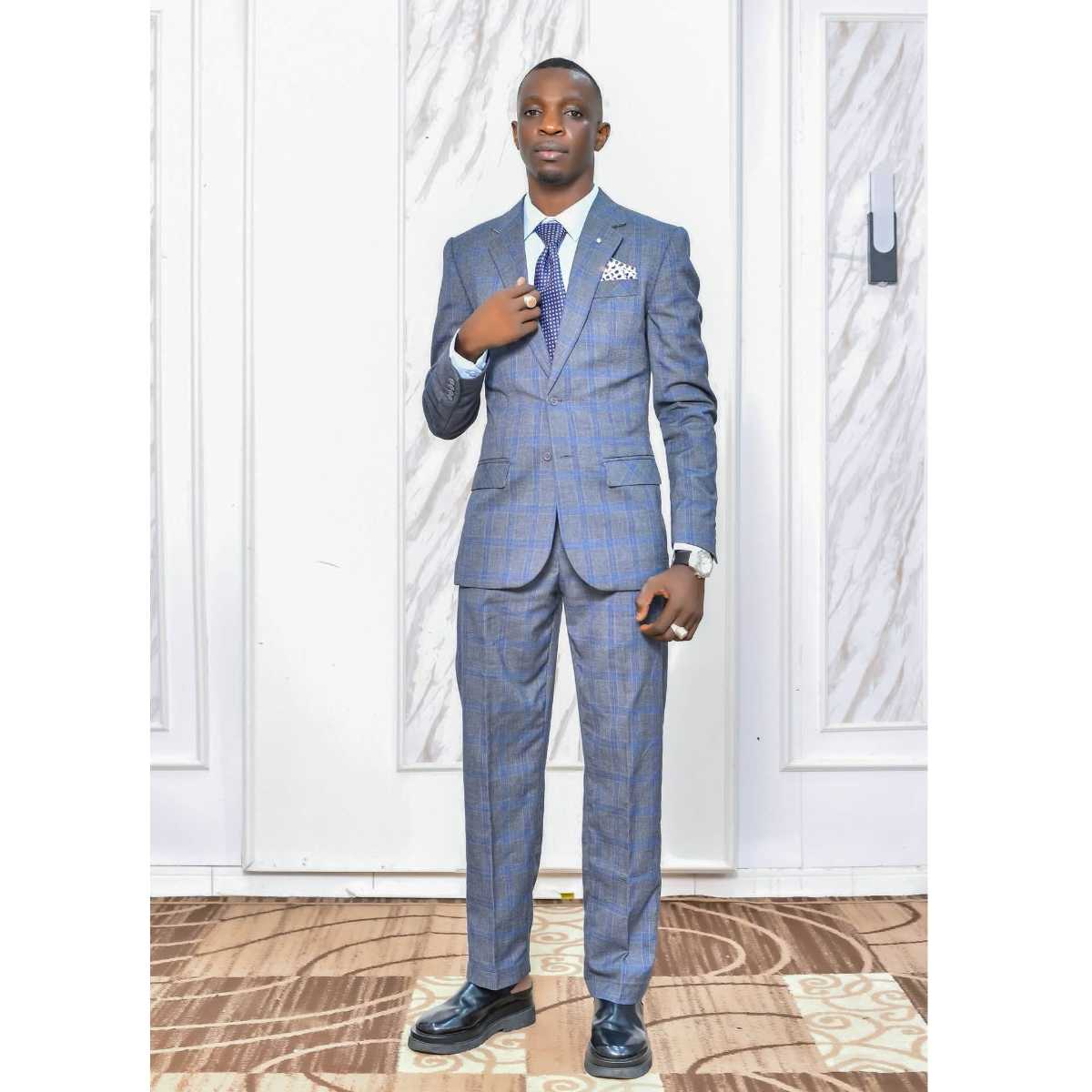 Costume homme élégant gris à carreaux bleus sur mesure, ensemble slim fit