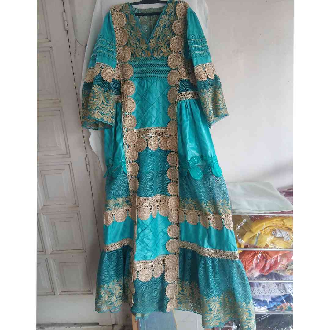 Robe bazin dentelle femme longue élégante cérémonie brodée bleu turquoise