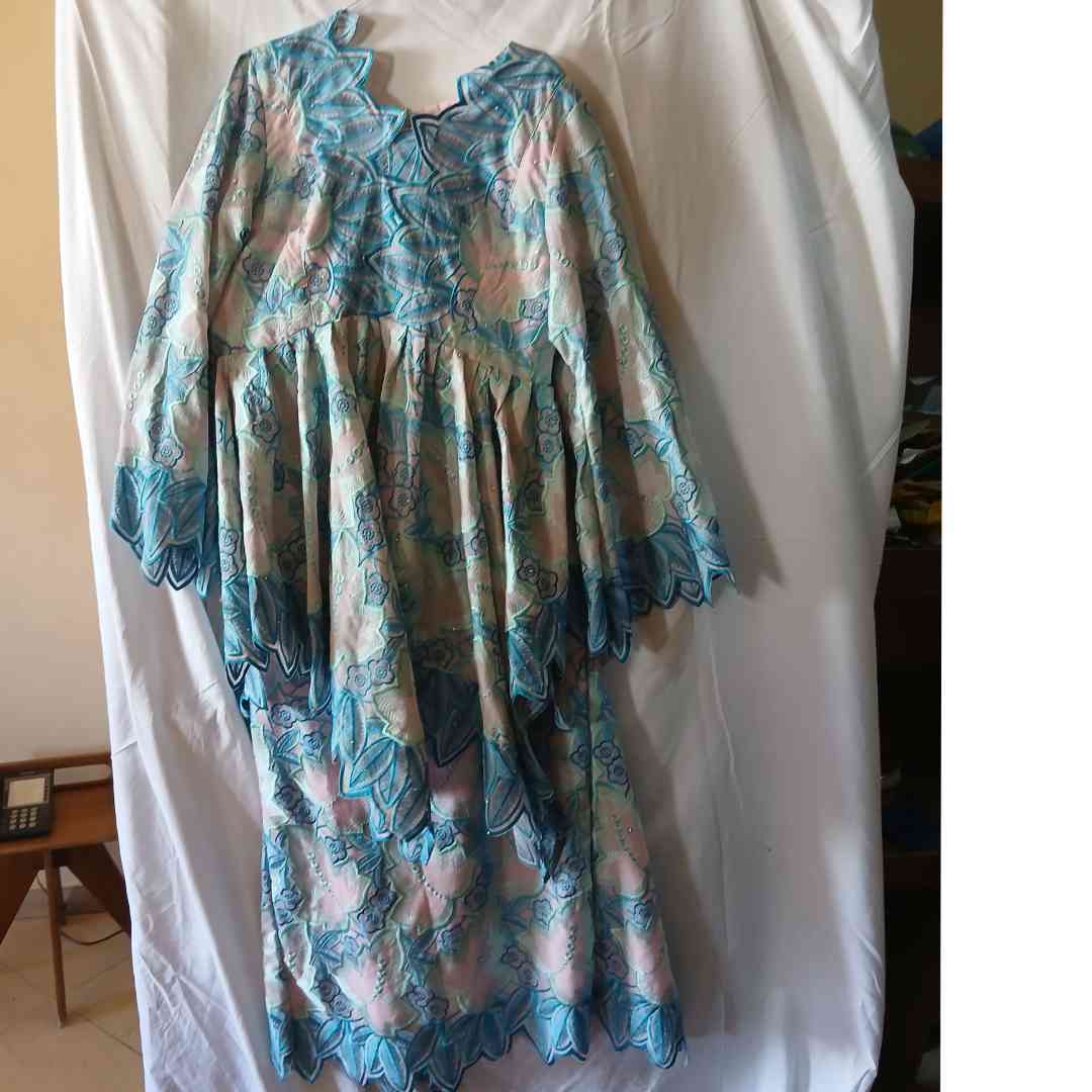 Ensemble jupe et haut brodé bleu femme, chic et élégant cérémonie