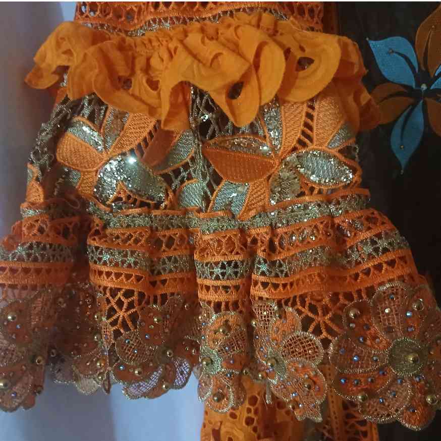 Robe bazin femme marron brodée bleu et orange, élégante et chic
