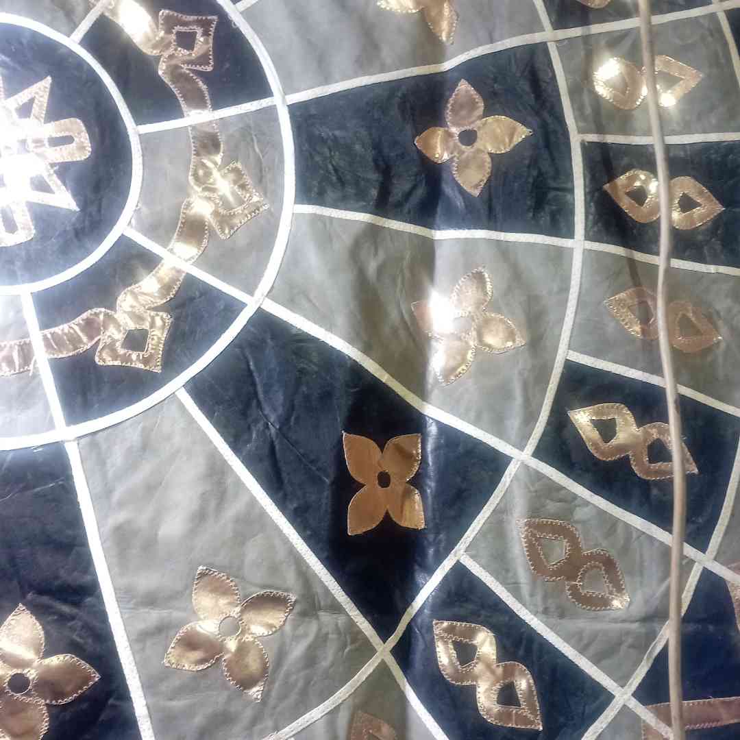 Tapis berbère cuir gris noir doré