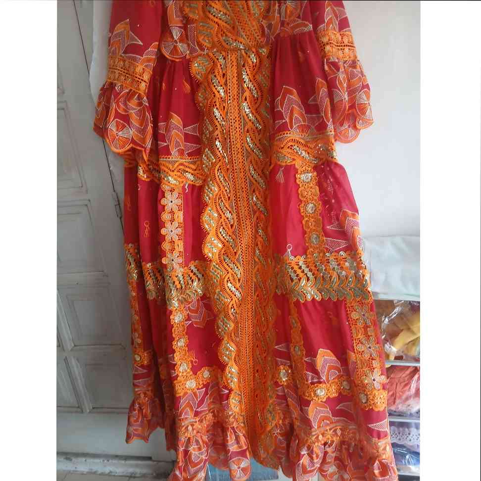 Robe brodée élégante avec garnitures pour un look unique