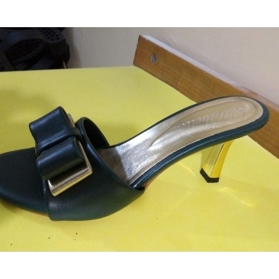Chaussure mule femme verte à talon haut, chic et moderne pour soirée