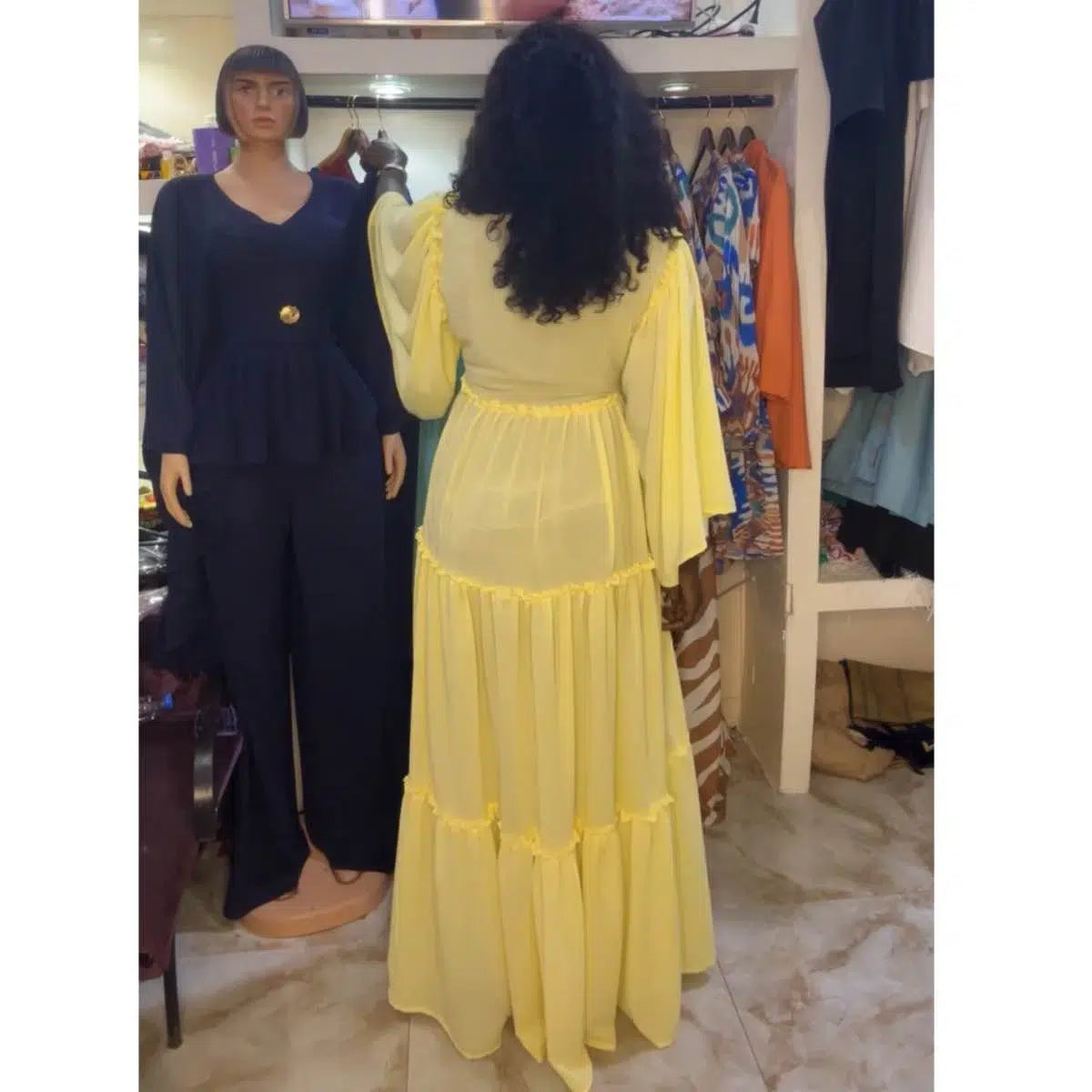 Robe plissée femme longue jaune pastel, élégante et ceinturée à la taille