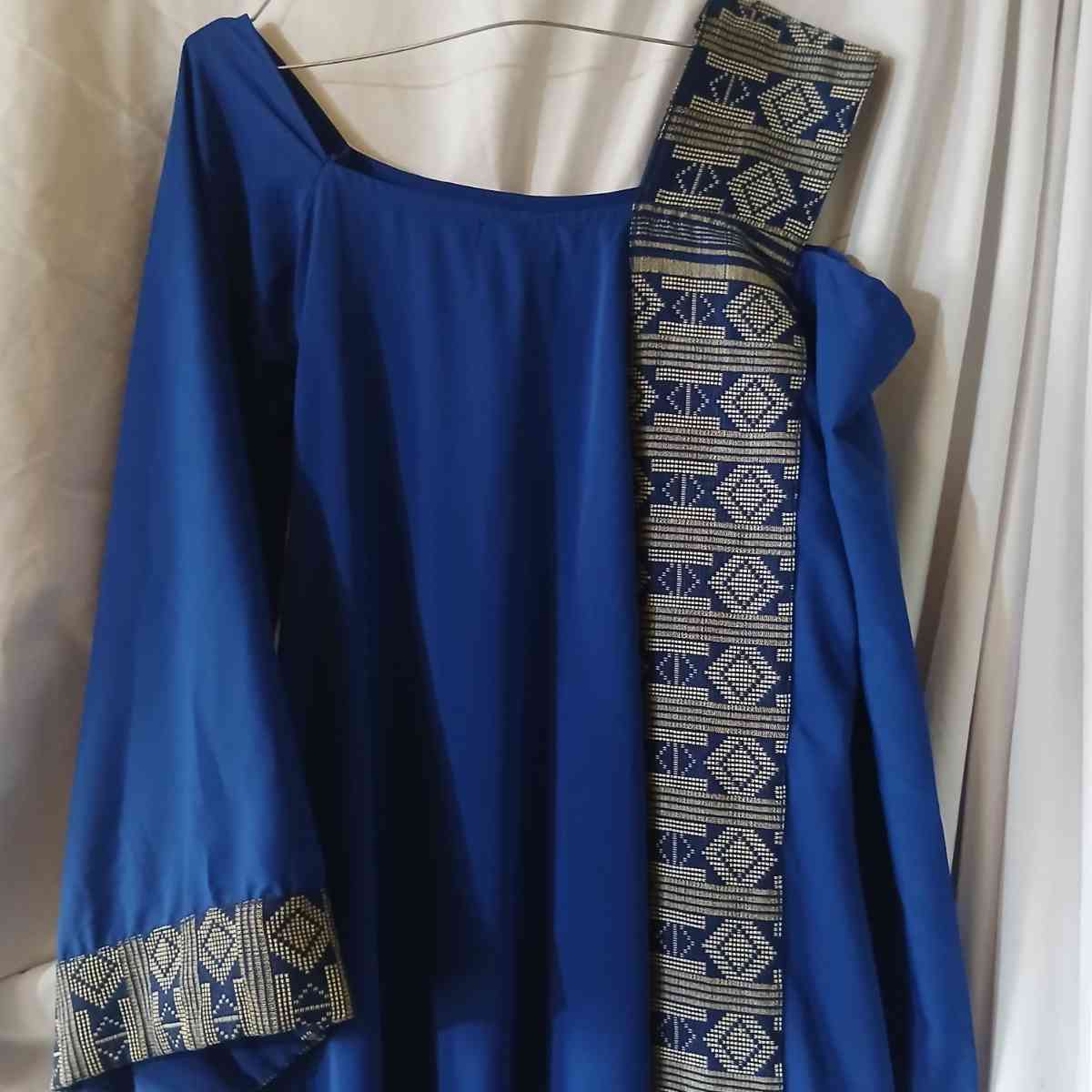 Robe en soie bleue femme Guerlain élégante, longue et chic cérémonie