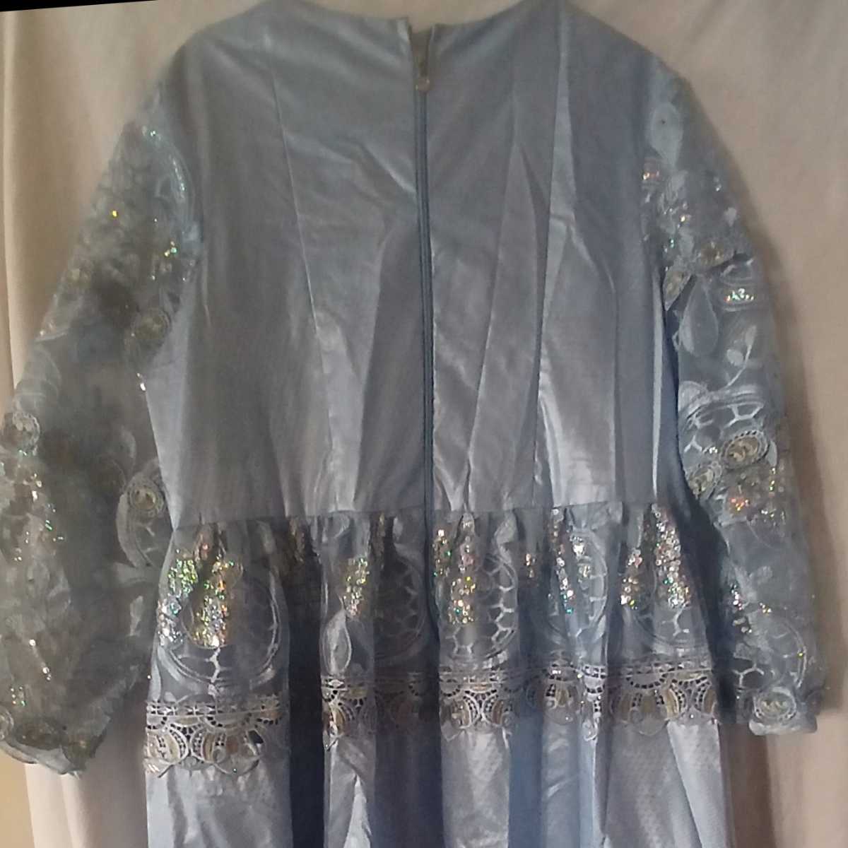 Robe bleue bazin avec dentelle pour un style élégant et unique