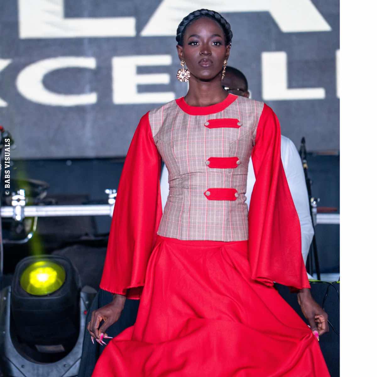 Ensemble haut et jupe longue femme rouge et bleu, tenue élégante événement