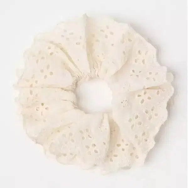 scrunchie brodé fait main en broderie anglaise blanche