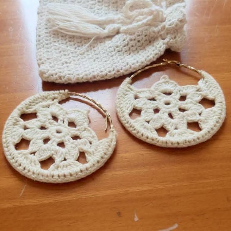 Boucles d’oreilles mandala crochet beige bohème