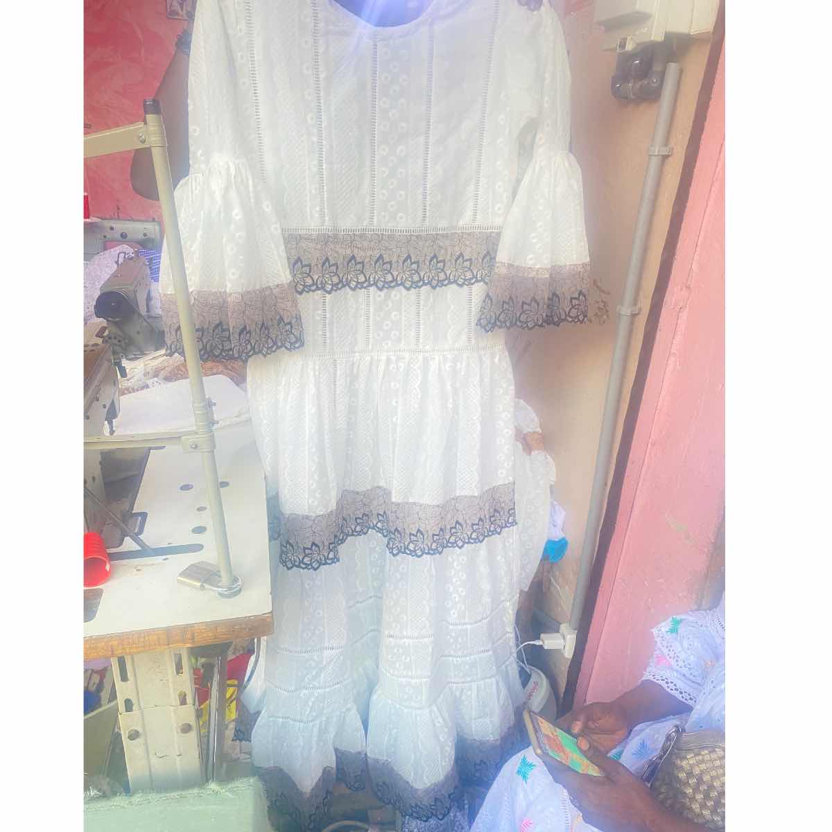 Robe brodée femme blanche en dentelle