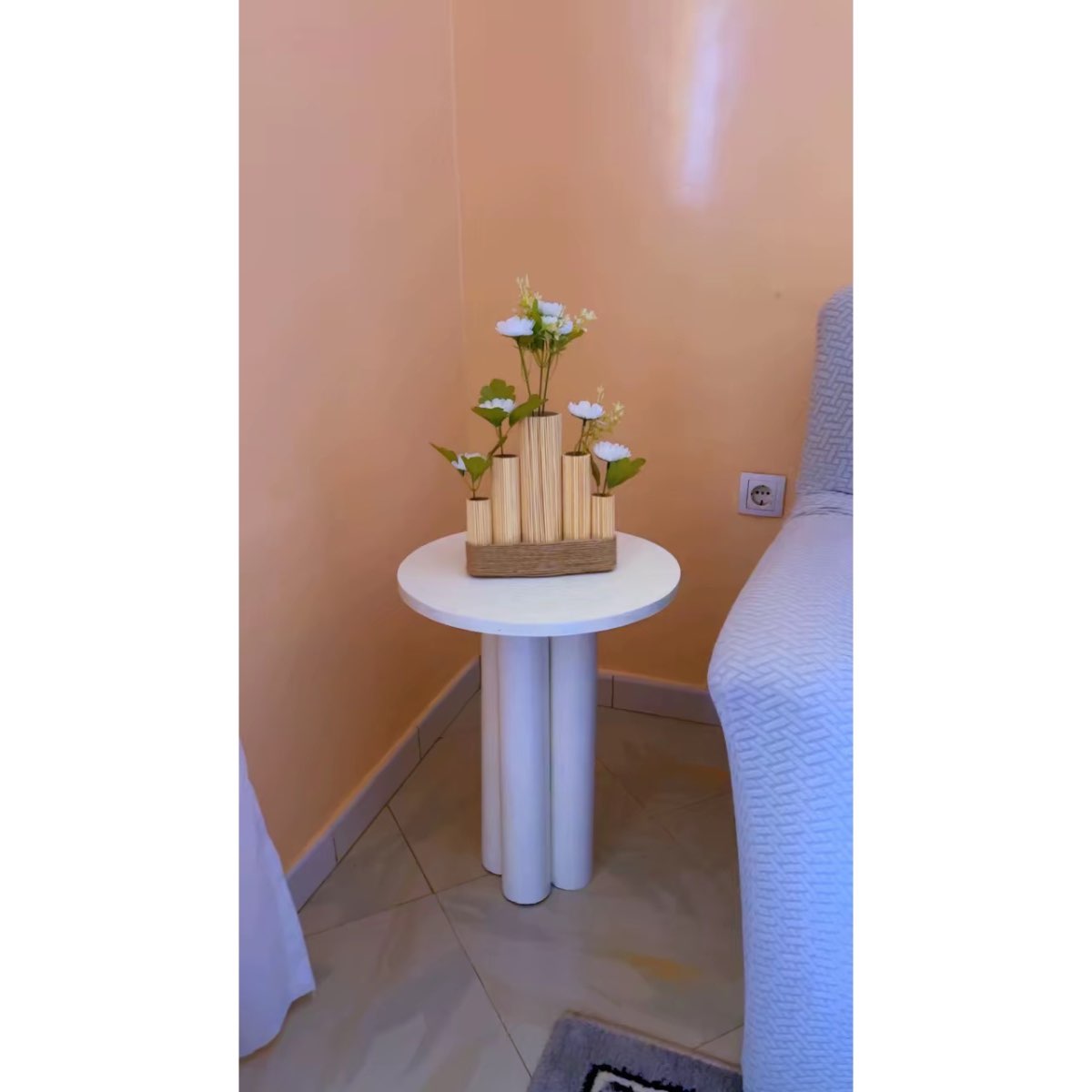 Pot de fleurs beige en céramique décoratif