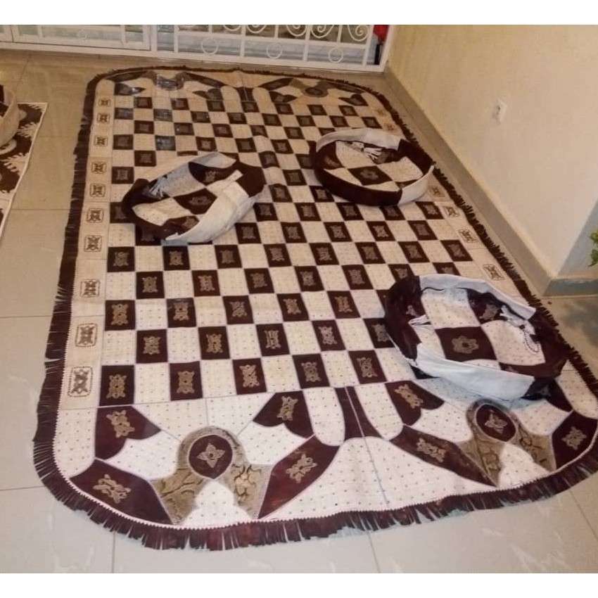 TAPIS SOUHAÏMA MOUSSA/ Tapis berbère cuir fait main ovale et 4 poufs design touareg salon chic
