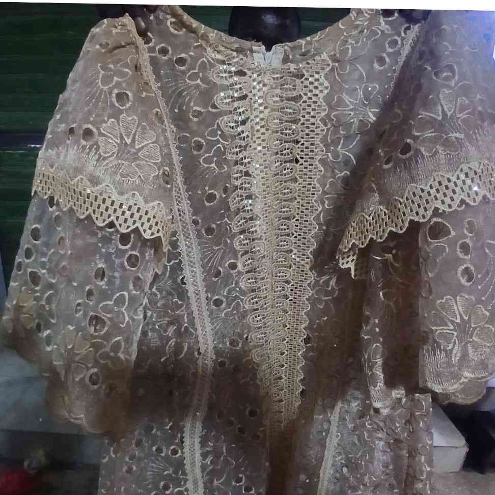 Robe marron élégante en dentelle beige pour un look irrésistible