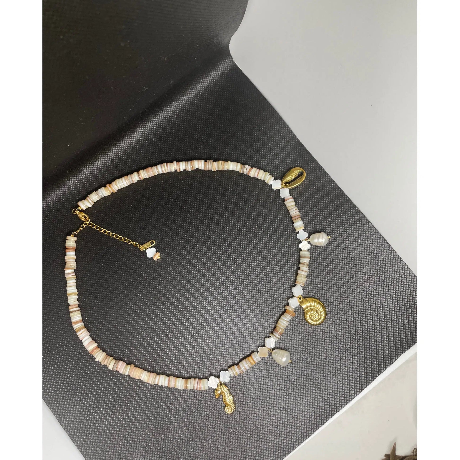 Collier en nacre naturelle en perle d’eau douce et acier inoxydable doré