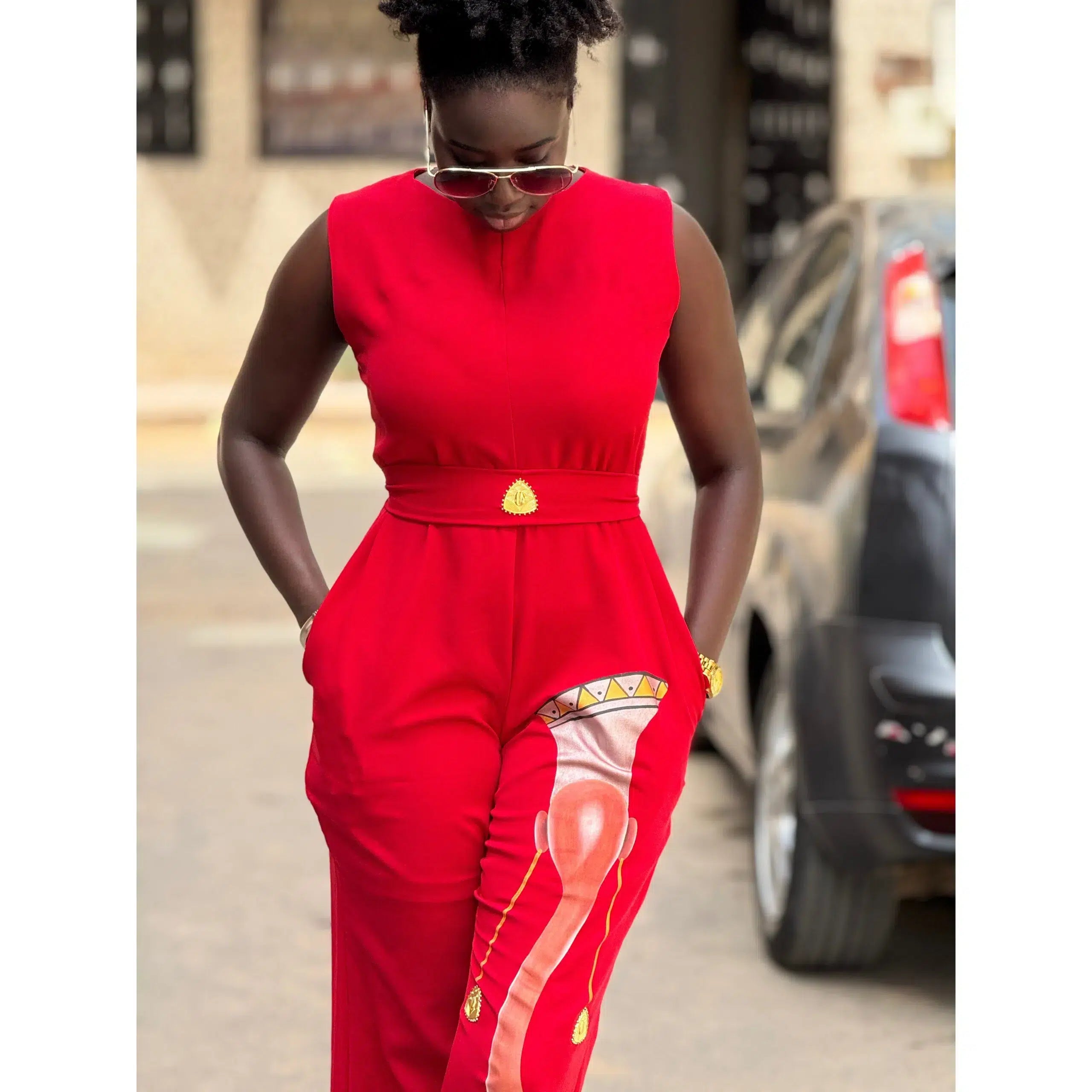 Combinaison rouge femme élégante, artistique, chic et originale