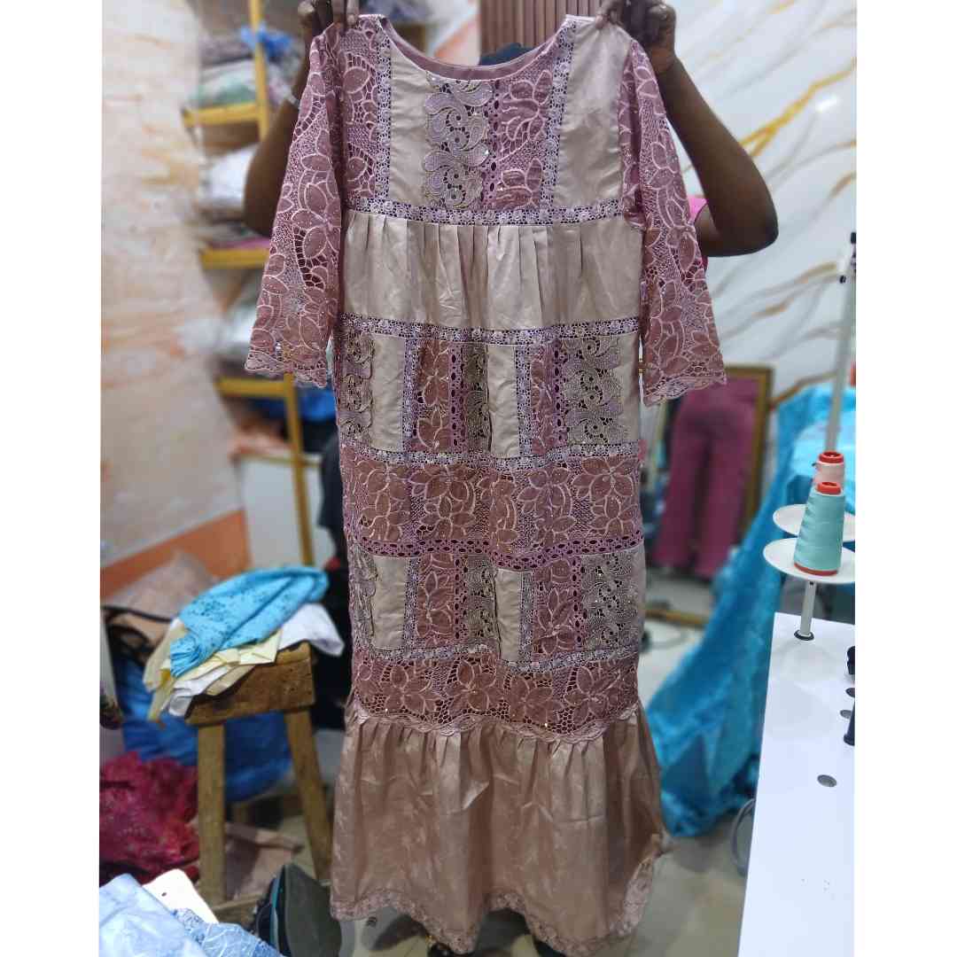 Robe dentelle champagne rose saumon élégance irrésistible