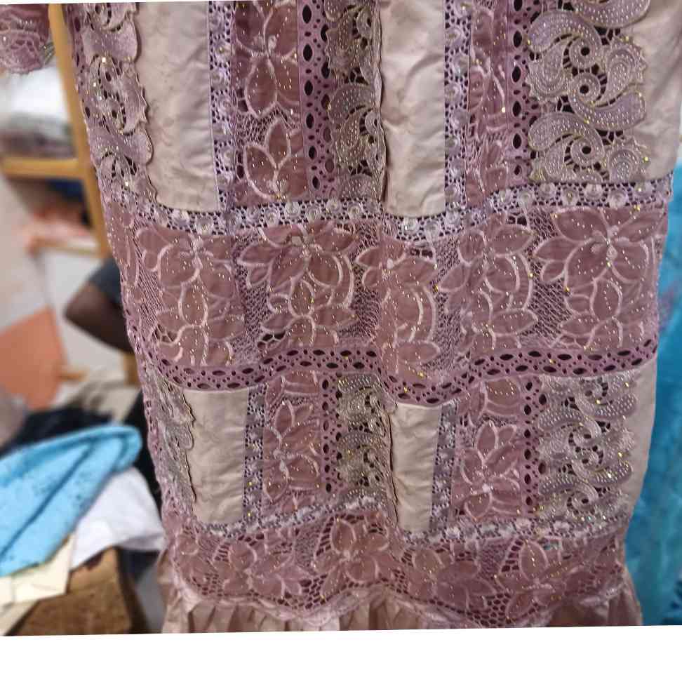 Robe dentelle champagne rose saumon élégance irrésistible