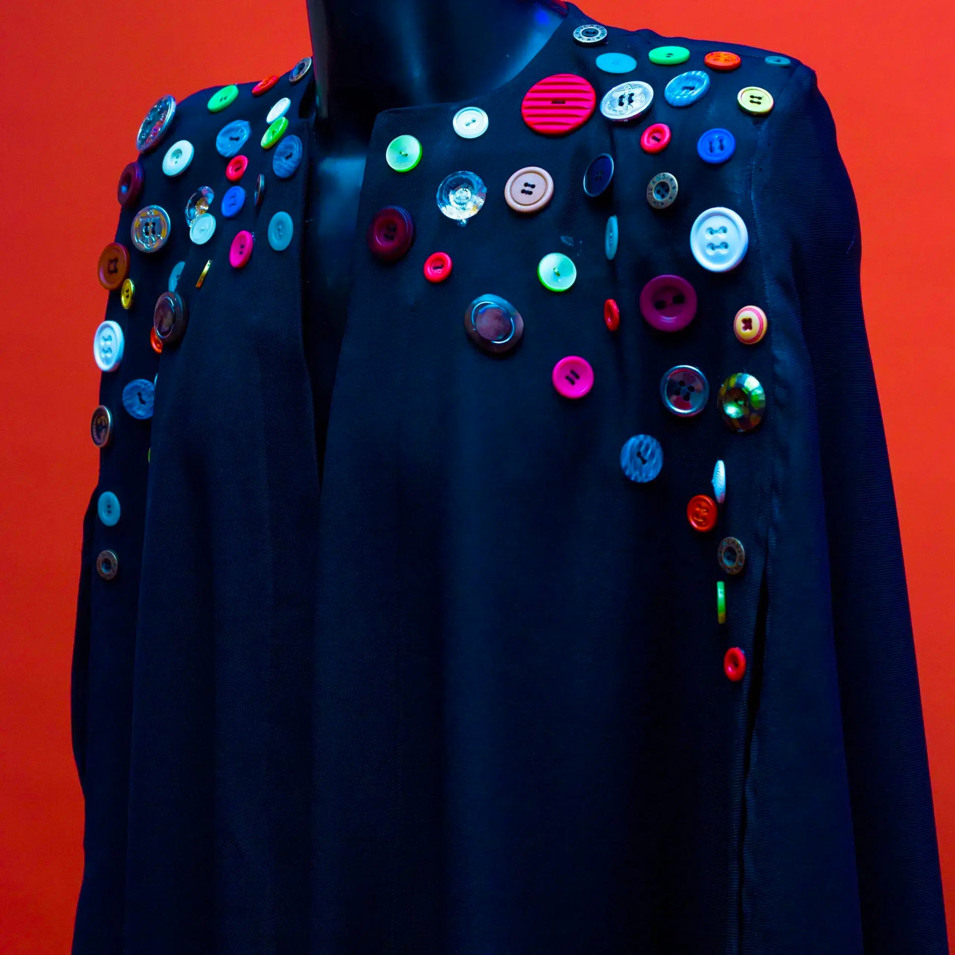 Manteau noir unisexe artistique, boutons multicolores, design original
