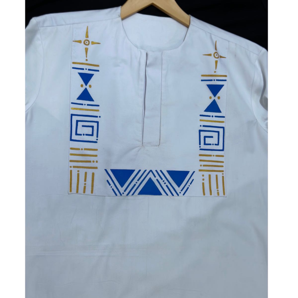 Chemise blanche homme motifs bleus et dorés, col rond, coton-lin