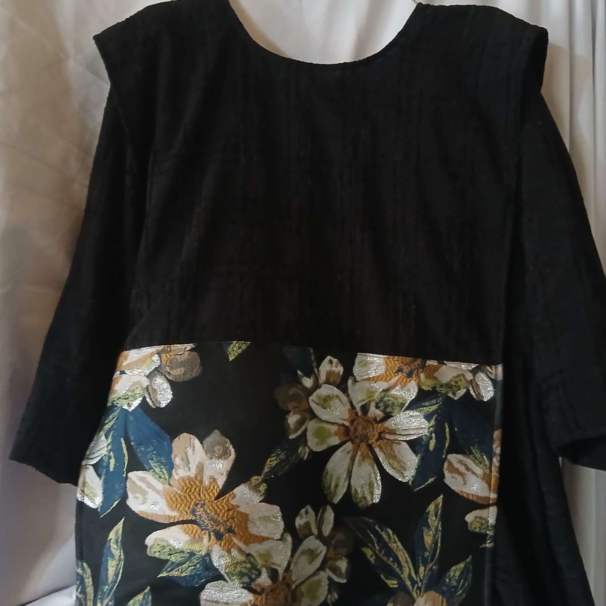 Ensemble jupe et haut femme élégant avec gilet