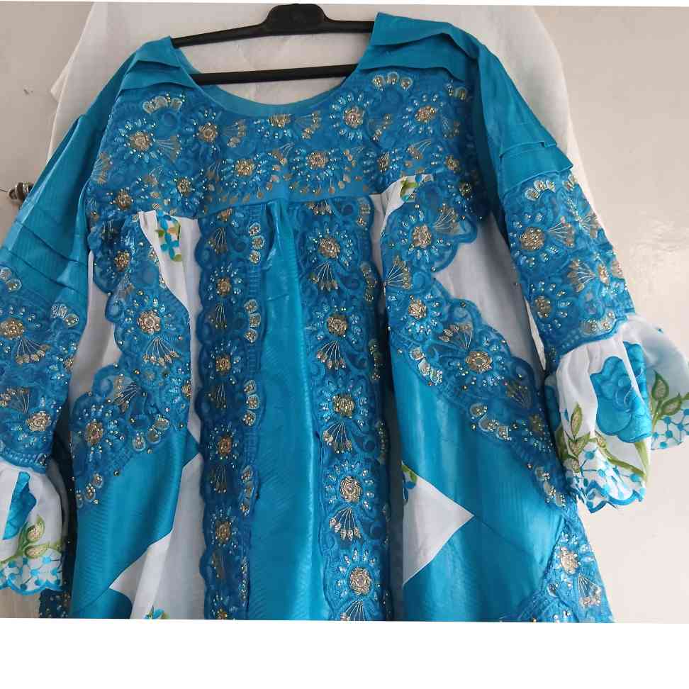Robe bazin brodée femme élégante, longue, bleu et blanc, cérémonie