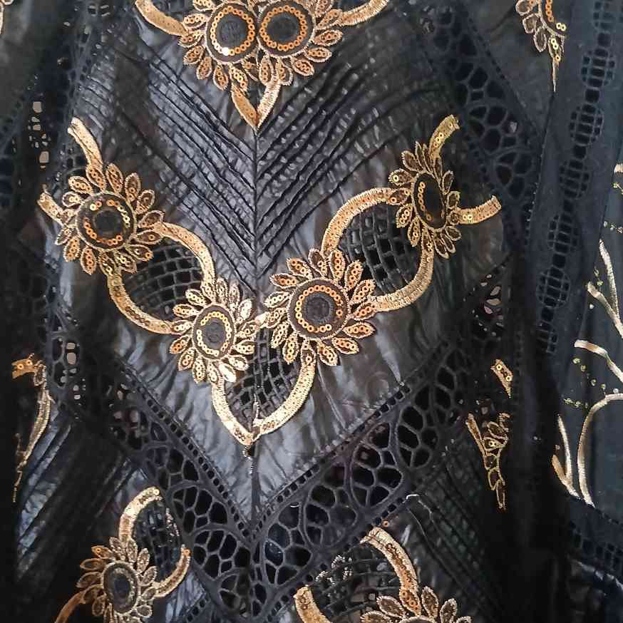 Ensemble bazin femme brodé noir doré et pagne, tenue africaine élégante