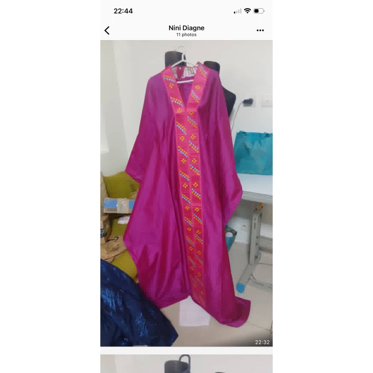 Robe verte élégante femme longue, col en V doré, manches évasées chic
