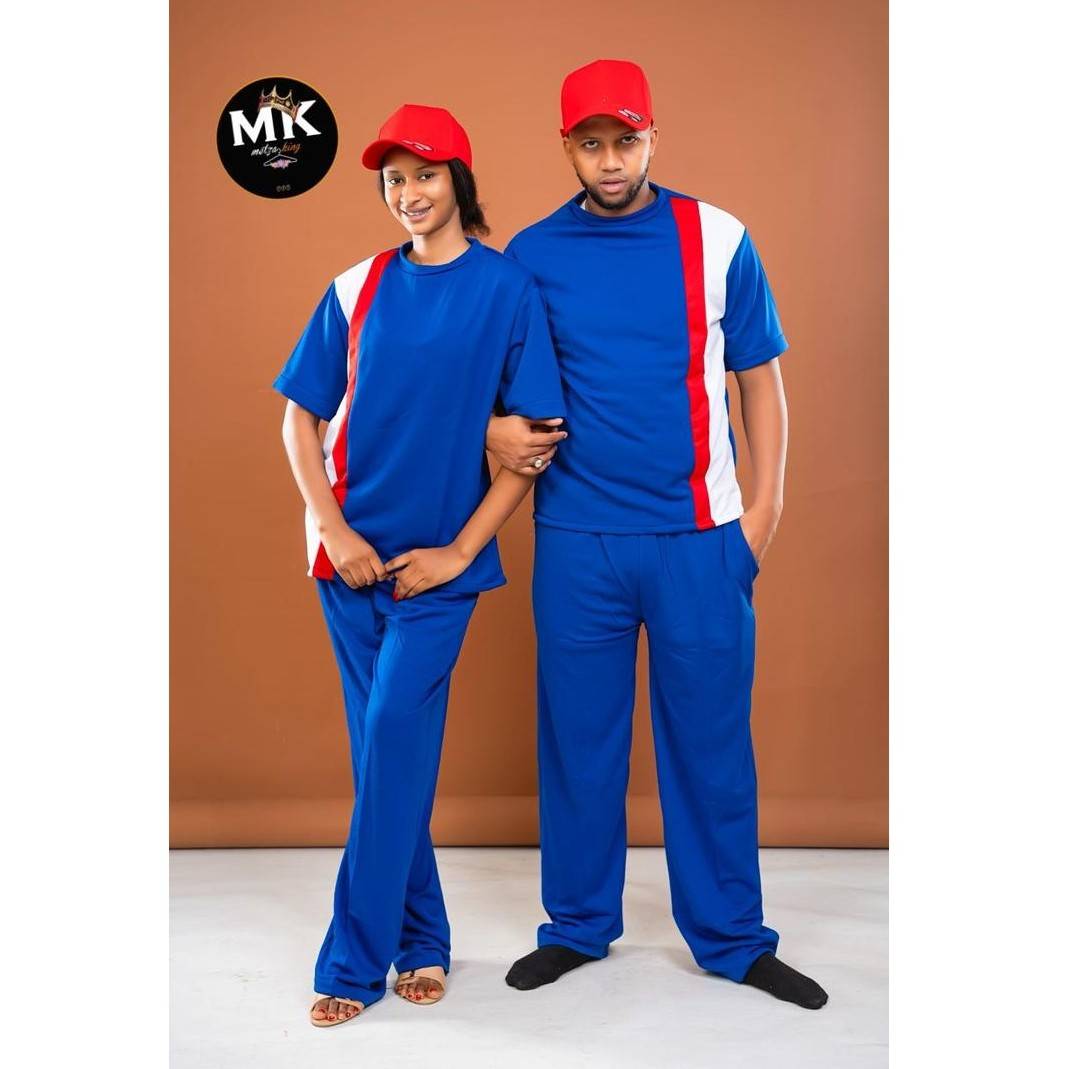 Ensemble assorti homme et femme en rouge bordeau