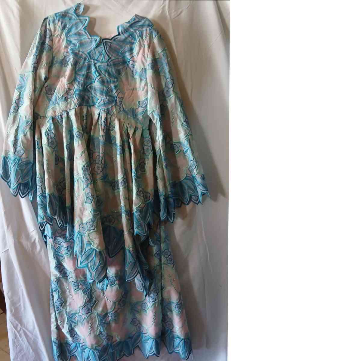 Ensemble jupe et haut brodé bleu femme, chic et élégant cérémonie