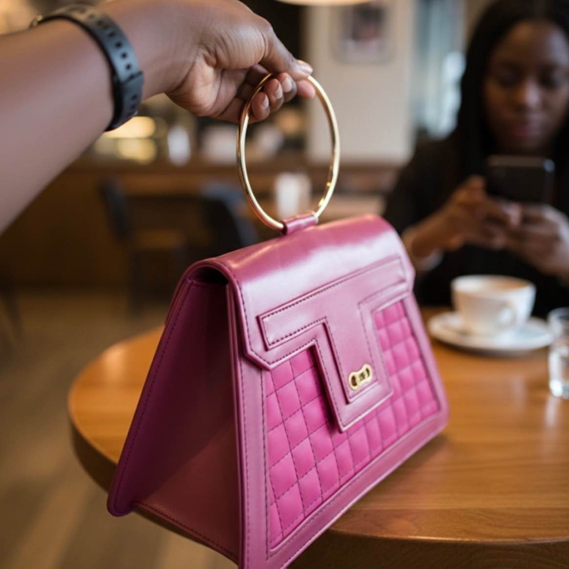 Sac à main rose fuchsia élégant en cuir matelassé avec anse dorée