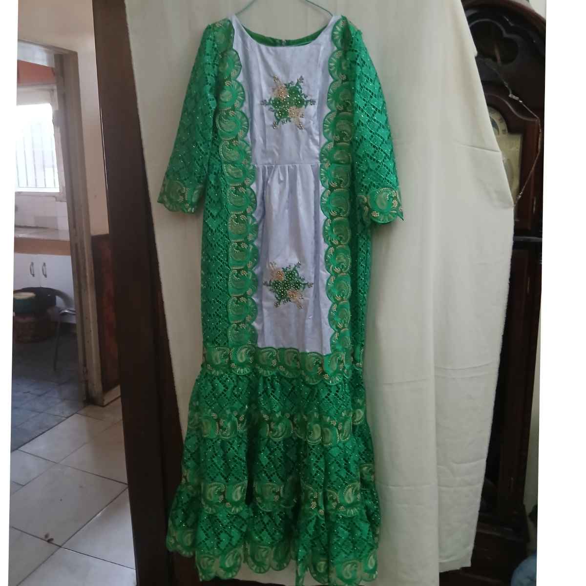 Robe Geztner femme grise et verte dorée, longue élégante dentelle cérémonie
