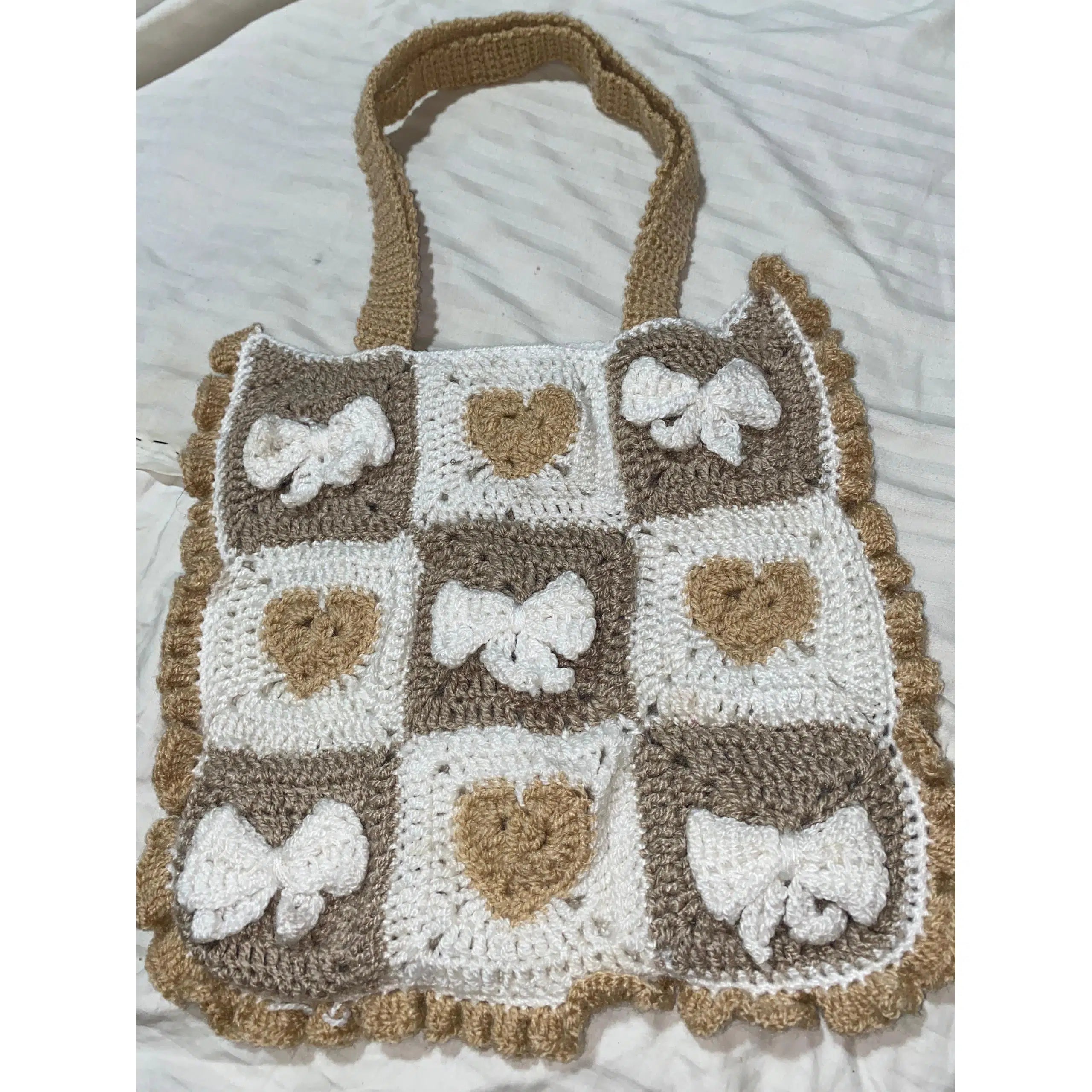 Sac crochet beige et blanc à cœurs