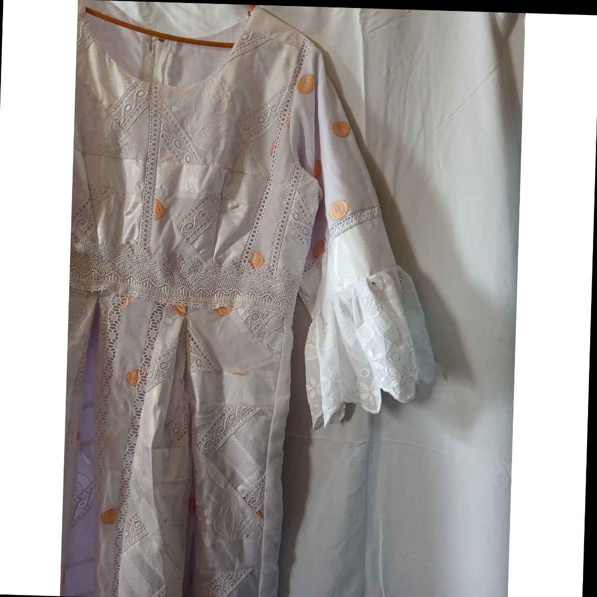 Robe brodée femme élégante blanc saumon , cérémonie et occasions spéciales