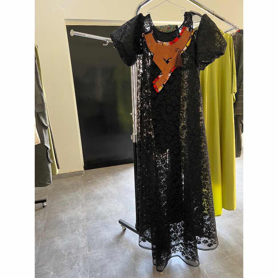 Robe de Soirée en Dentelle Noire Vintage Élégance Moderne