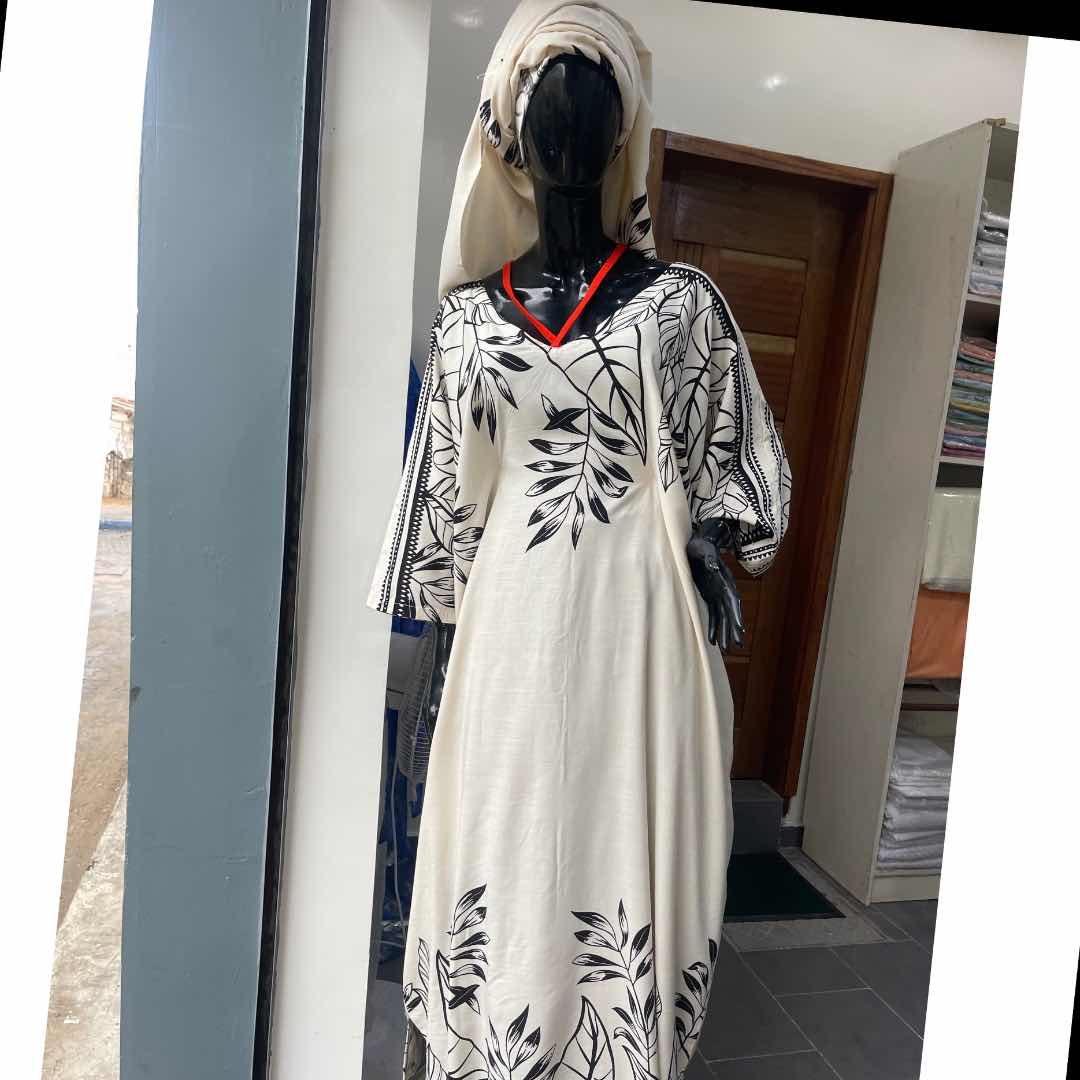 Tunique femme élégante noire et blanche, ample, motifs floraux, grande taille