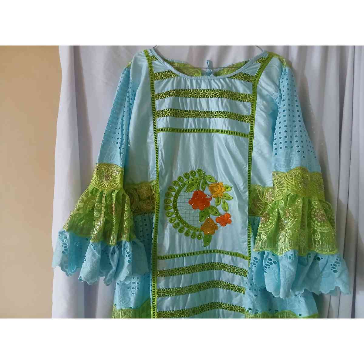 Robe bazin bleu femme brodée cérémonie, élégante bleu et vert grande taille
