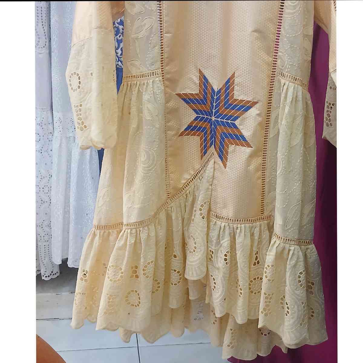 Ensemble brodé femme marinière avec pagne et foulard, chic et élégant