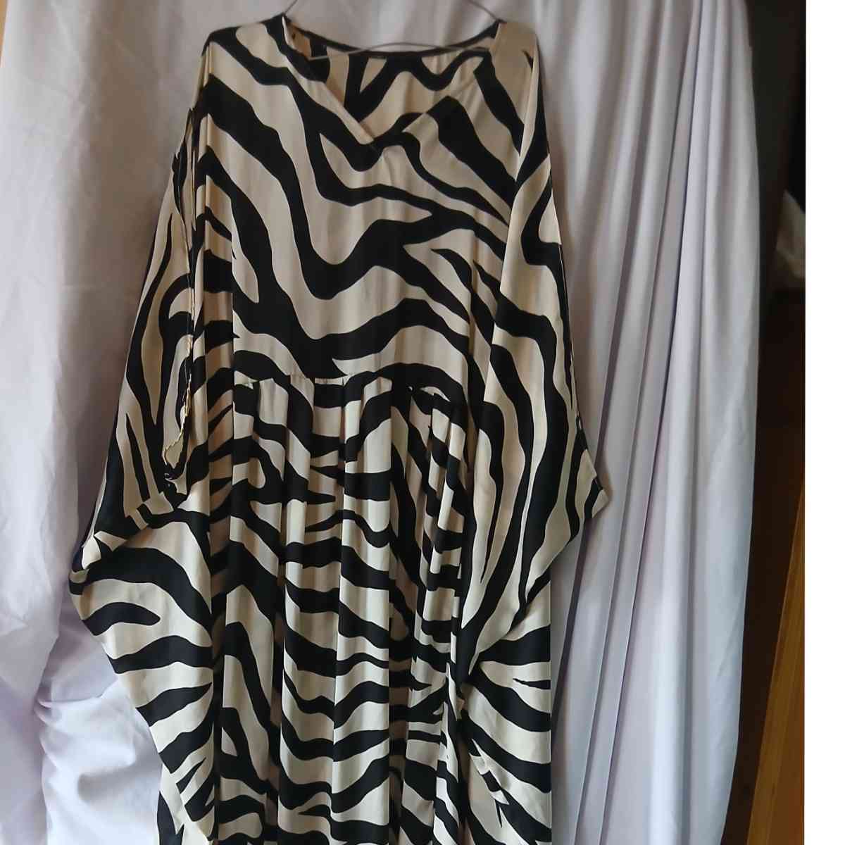 Robe longue en soie femme élégante noire et blanche