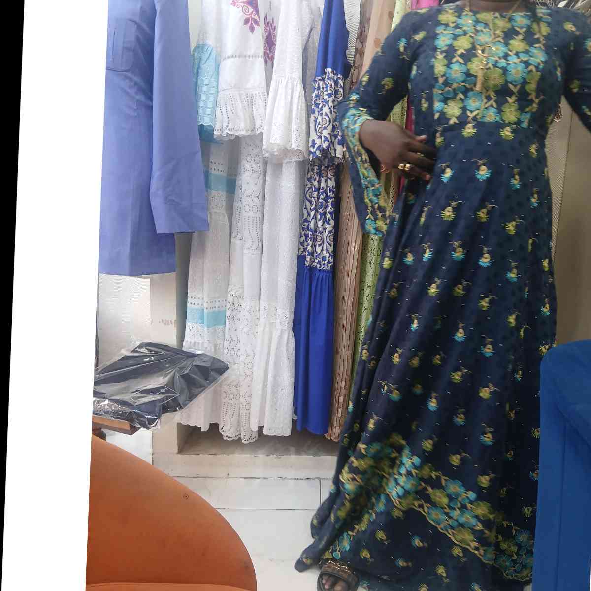 Robe brodée bleu marine longue femme élégante, cérémonie ou soirée