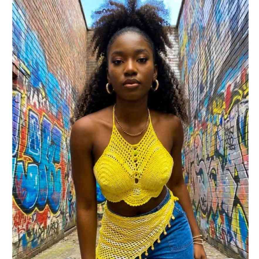 Crop top crochet femme jaune blanc fait main avec mitaine et bandana bohème