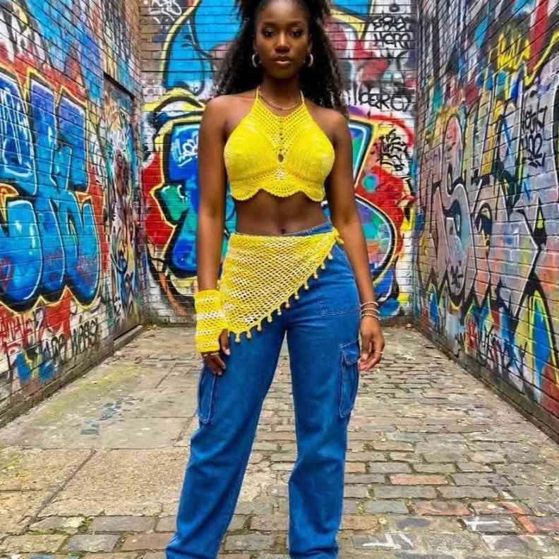 Crop top crochet femme jaune blanc fait main avec mitaine et bandana bohème