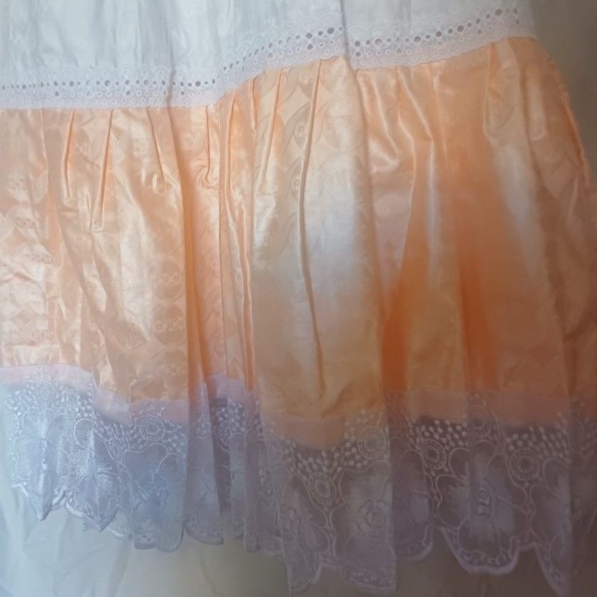 Robe petite fille cérémonie satin dentelle, motif chat et lapin pastel chic