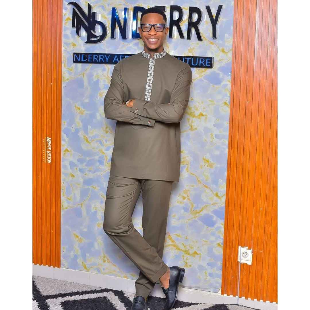 Tenue africaine homme moderne marron clair, costume élégant coupe ajustée
