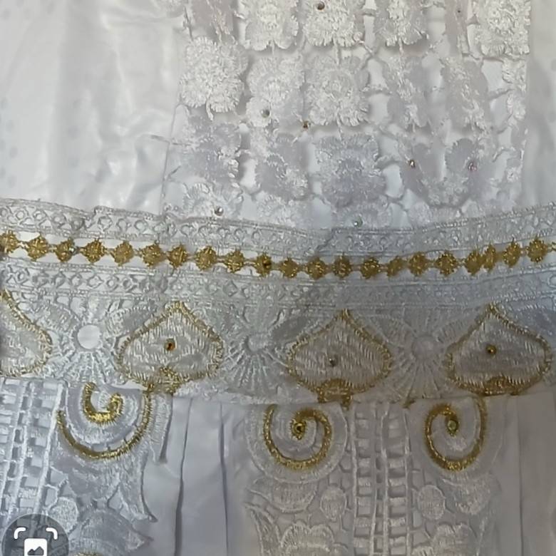 Robe blanche dentelle dorée Geztner longue élégante cérémonie mariage femme