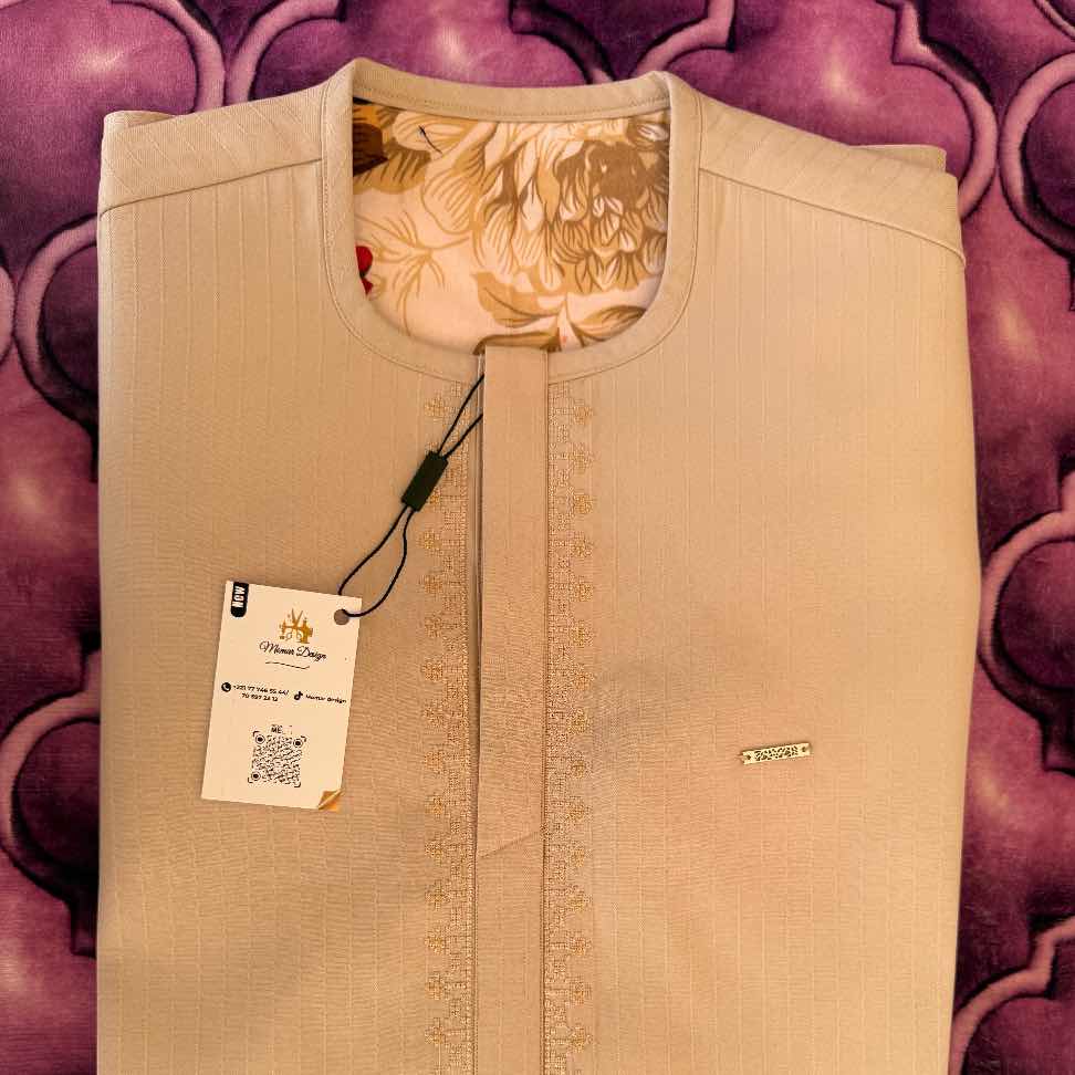 Costume africain homme beige brodé élégant – vêtement traditionnel chic